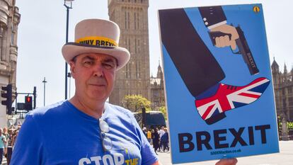 Un activista protesta contra el Brexit el 24 de mayo ante el Parlamento británico en Londres (Reino Unido).