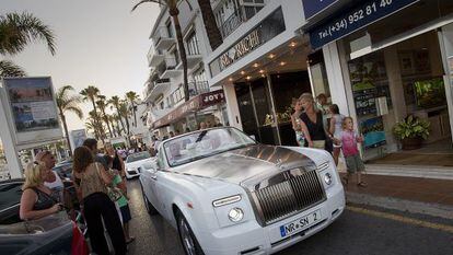 Un Rolls-Royce se pasea por Puerto Banús.