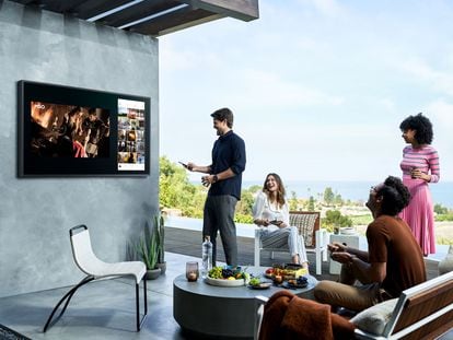 El televisor ha cambiado y se ha transformado en Smart TV, aunando todas las opciones de ocio en un único lugar. Samsung ha añadido a sus modelos, además, reconocimiento de voz y otras funcionalidades.