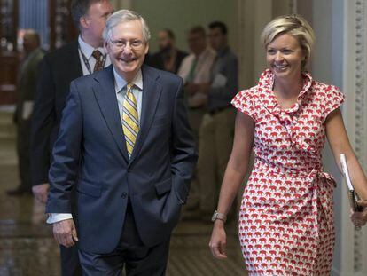 El l&iacute;der del Senado Mitch McConnell, este jueves junto a una asesora