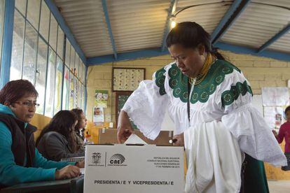 Una mujer vota en las elecciones generales de 2013