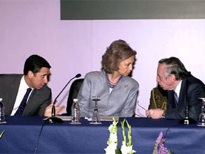 La reina Sofía conversa con José Angel Sánchez Asiain, en presencia de Eduardo Zaplana, ayer en Madrid.