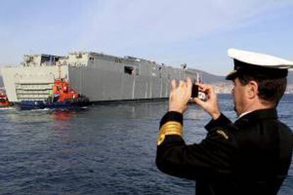 El buque "Adelaide", construido por Navantia para la Armada de Australia, partirá esta noche del puerto de Vigo, donde fue embarcado la semana pasada sobre el semisumergible "Blue Marlin", a bordo del cual viajará hasta Australia durante 55 días de navegación al carecer de puente de mando. EFE/Archivo