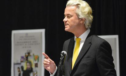 El líder xenófobo holandés Geert Wilders da un discurso en la exposición.