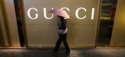 Una mujer camina frente a una tienda de Gucci en Guangzhou (China). Reuters