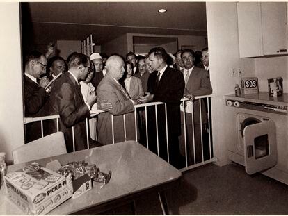 Nikita Jruschov atiende a las explicaciones de Richard Nixon durante la inauguración de la American National Exhibition en Moscú, el 24 de julio de 1959. Leonid Brézhnev, a la derecha, no parece demasiado convencido con las palabras del vicepresidente estadounidense.