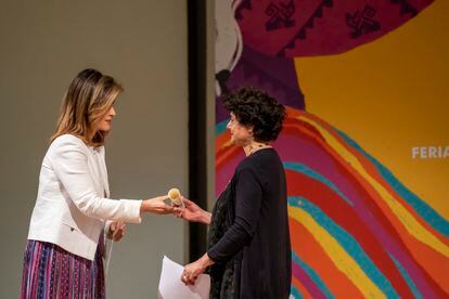 Karine Pansa entrega el premio Voltaire a Rasha Al Ameer.