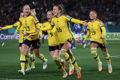 Angeldal celebra con sus compañeras suecas el 2-0 de penalti ante Japón.