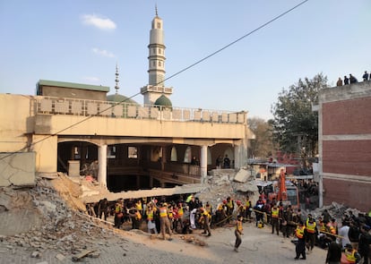 La mezquita, hecha escombros, tras la explosión de este lunes, en la ciudad de Peshawar.
