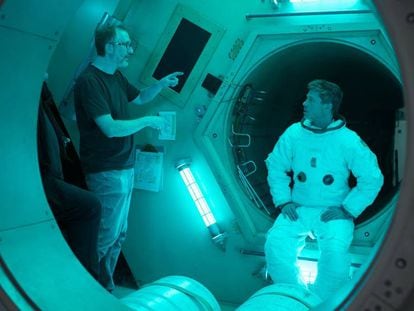 El director James Gray (izquierda) y el actor Brad Pitt, durante el rodaje de 'Ad Astra'. En vídeo, el tráiler de la película en inglés.