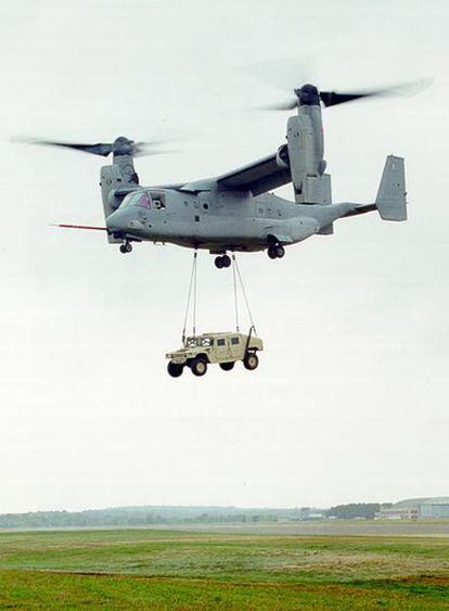 Un ejemplar del V-22 Osprey durante un despegue vertical.