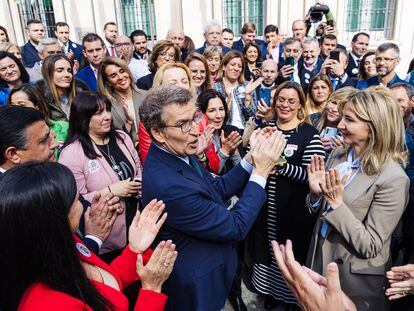 Feijóo, rodeado de concejales del PP, este miércoles junto al Senado.