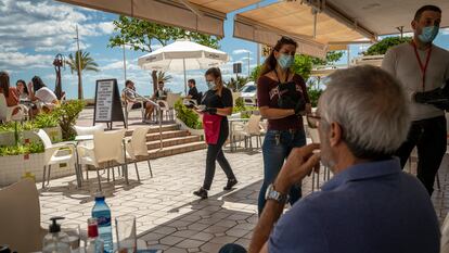 El ambiente en la terraza de un restaurante del puerto de Gandía, en fase 1, el pasado día 11 de mayo.