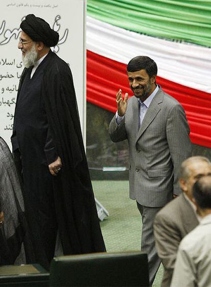El presidente de Irán, Mahmud Ahmanideyad, a la derecha, saluda a su entrada en el Parlamento acompañado del jefe del Poder Judicial, el ayatolá Mahmud Hashemi Shahroudi