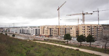 Grúas en las obras de construcción de bloques de viviendas nueva en el PAU Arroyo del Fresno de Madrid.