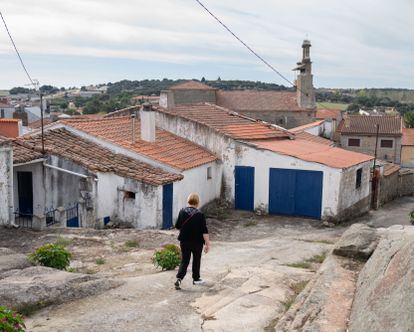 Una mujer camina por las calles de Almeida de Sayago, en Zamora.