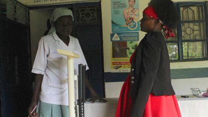  Una joven de vestido rojo acude a la clínica de una de las comunidades rurales de Busia para pocas semanas antes de dar a luz. 