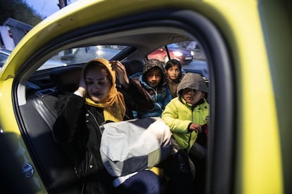 Una familia de refugiados sube a un taxi para volver al campamento de Moria, después de haber sido rechazados para abandonar la isla.
