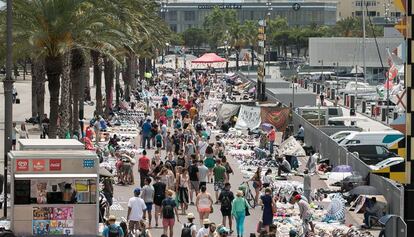 El paseo de Joan de Borbó tomado por vendedores del top manta, ayer.