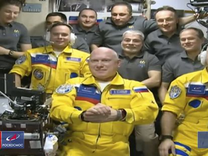 Los cosmonautas durante una ceremonia de bienvenida en la Estación Espacial Internacional.