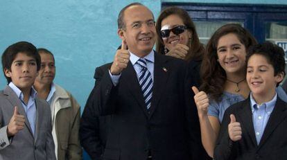  Felipe Calder&oacute;n posa con su familia tras votar.