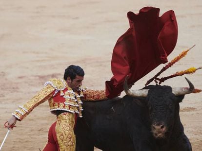  El torero Emilio de Justo da un pase con muleta al segundo en la Feria del Toro en Pamplona. 