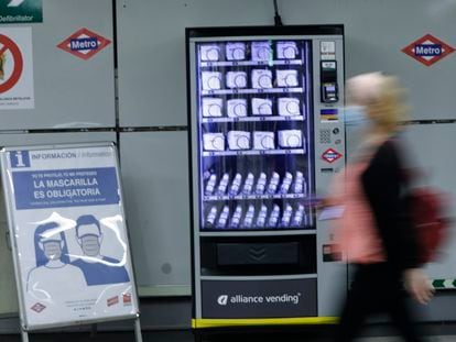 Una de las nuevas máquinas de 'vending' de mascarillas e hidrogel del Metro de Madrid
