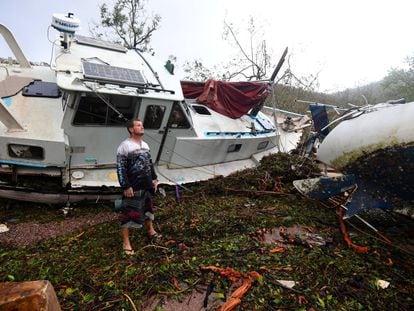 Un residente inspecciona los daños a un barco después de que el ciclón Debbie pasara a través del municipio de Airlie Beach, ubicado al sur de Townsville, el 29 de marzo de 2017.