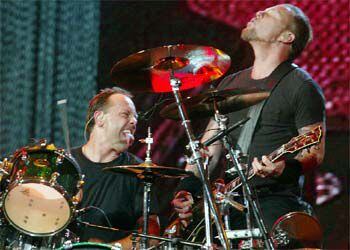 El cantante y guitarrista James Hetfield (a la derecha) y el batería Lars Ulrich, durante el concierto de Metallica en Lisboa.