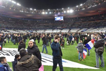 Los espectadores del Francia-Alemania se refugian en el estadio de Saint-Denis tras los atentados.