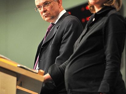 El comisario europeo de Trabajo, Vladimir Spidla, y la portavoz Katharina von Schnurbein, ayer en Bruselas.