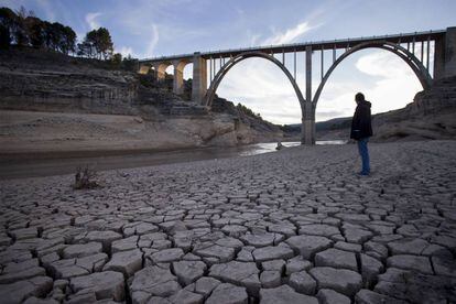 Terreny esquerdat i sec a l'embassament d'Entrepeñas, al riu Tajo, al novembre.