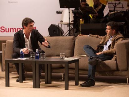 Julien Codorniou, responsable de Facebook Platform en Europa, Oriente Medio y África, charla con Oriol Juncosa, inversor de Nauta Capital, durante The South Summit que se celebra en Madrid.