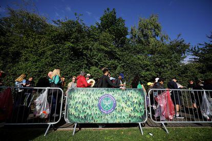 Espectadores hacen cola para poder entrar en las pistas de Wimbledon, Londres.