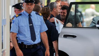 Los tres policías kosovares liberados por un tribunal de Serbia atraviesan la frontera que separa ambos territorios.