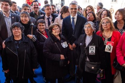 Luis Cordero, ministro de Justicia, junto a familiares de detenidos desaparecidos.