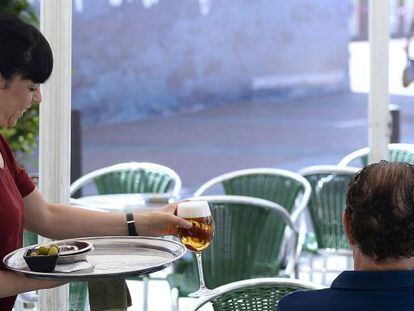 Una camarera en una terraza de Madrid.