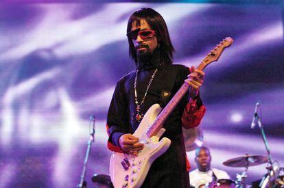 Arriba, el artista con barba y peluca postizas en un concierto en 2004, en el Essence Music Festival de Nueva Orleans.