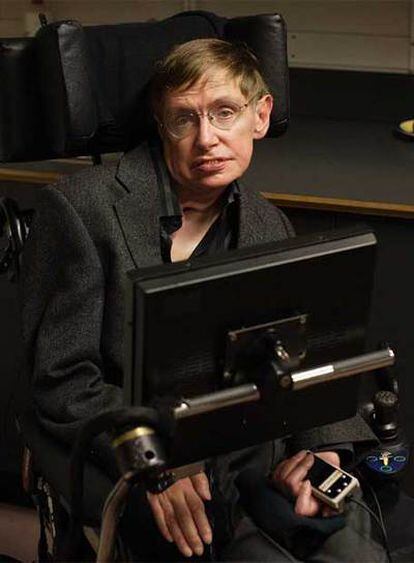 El profesor Hawking, en su despacho del Centro de Matemática Aplicada de Cambridge.