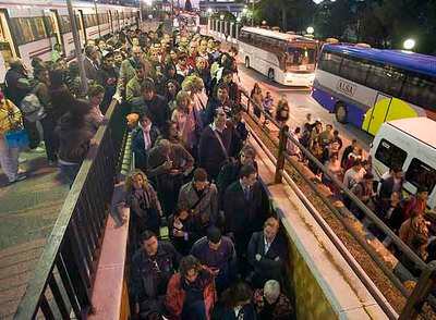 Viajeros de Renfe hacen transbordo para continuar el viaje en autobús el pasado octubre.