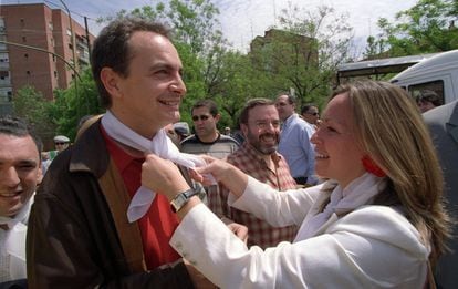 La socialista Trinidad Jiménez coloca un pañuelo blanco a José Luis Rodríguez Zapatero, secretario general del PSOE, durante su visita a la pradera de San Isidro, el 15 de mayo de 2002.