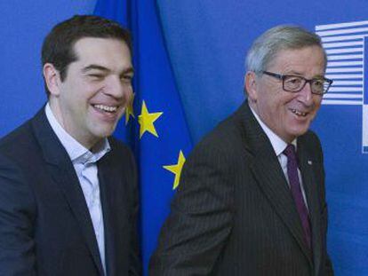 Alexis Tsipras, primer ministro griego, junto a Jean-Claude Juncker, presidente de la Comisi&oacute;n, ayer en su gira europea. 