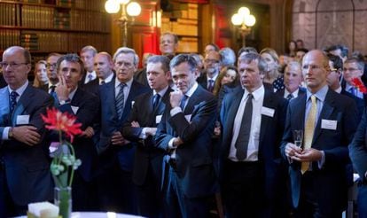 Integrantes de 'lobbies' y abogados participan en una fiesta en Bruselas.