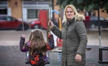 Mercedes Defez, con su hija Lara, que tiene autismo, en Silla (Valencia).