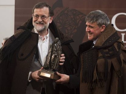 Mariano Rajoy viste la tradicional capa de la comarca zamorana de Aliste.
