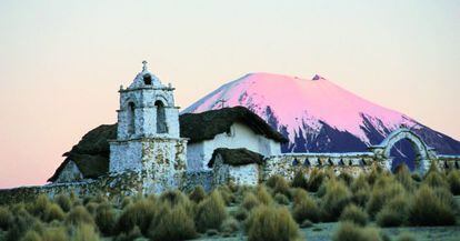 El pico Nevado Sajama, de 6.542 metros de altura, en Bolivia. Una de las fotograf&iacute;as de la muestra, de Jean-Leo Dugast.