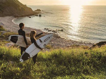 Surfistas frente a la playa de Sopelana (Bizkaia).