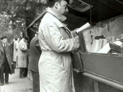 Pablo Neruda en París en una foto tomada en 1949 por Marcos Chamudes.