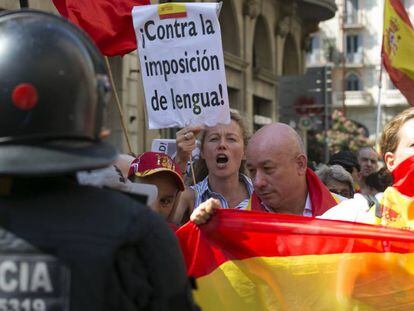 Tensión entre dos manifestaciones por el modelo lingüístico de la escuela catalana, en imágenes