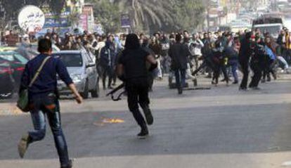 La policía se enfrenta a los Hermanos Musulmanes durante unos disturbios este viernes en El Cairo